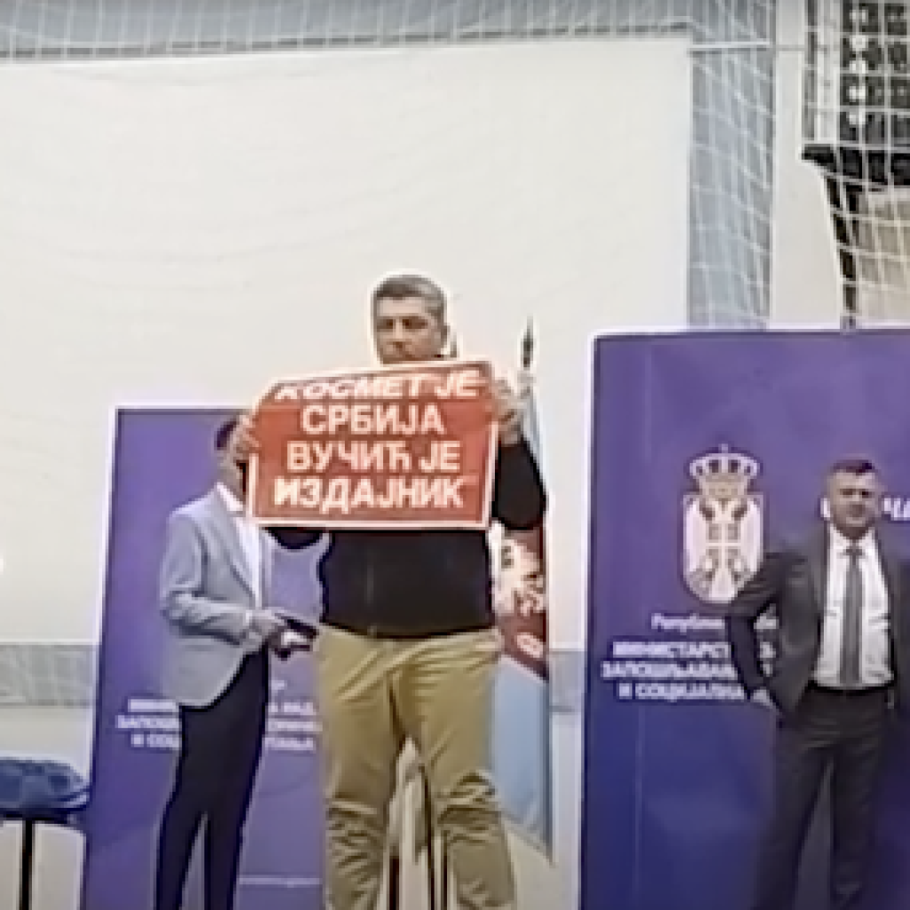 Pozvan u policiju jer je raširio transparent protiv Vučića