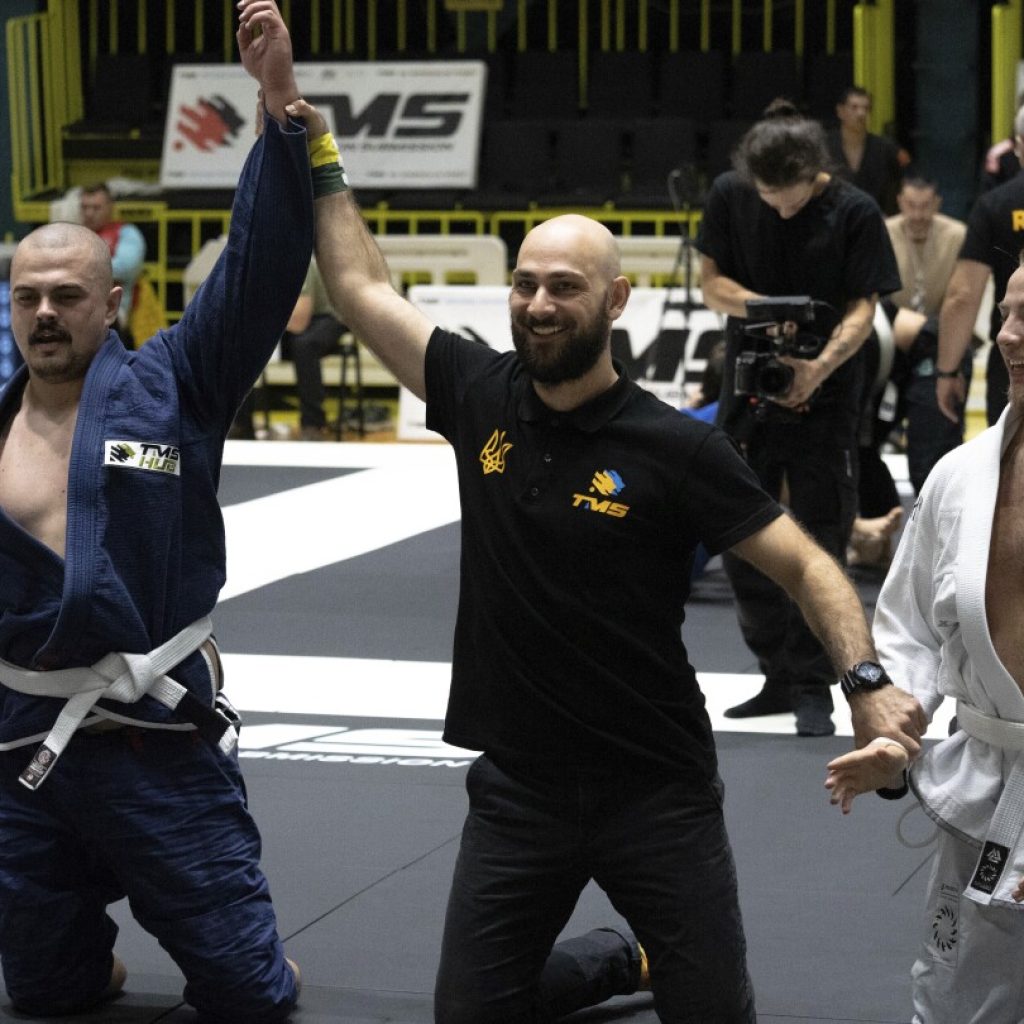 Ukrainian war veterans with amputated limbs find freedom in the practice of jiu-jitsu | AP News