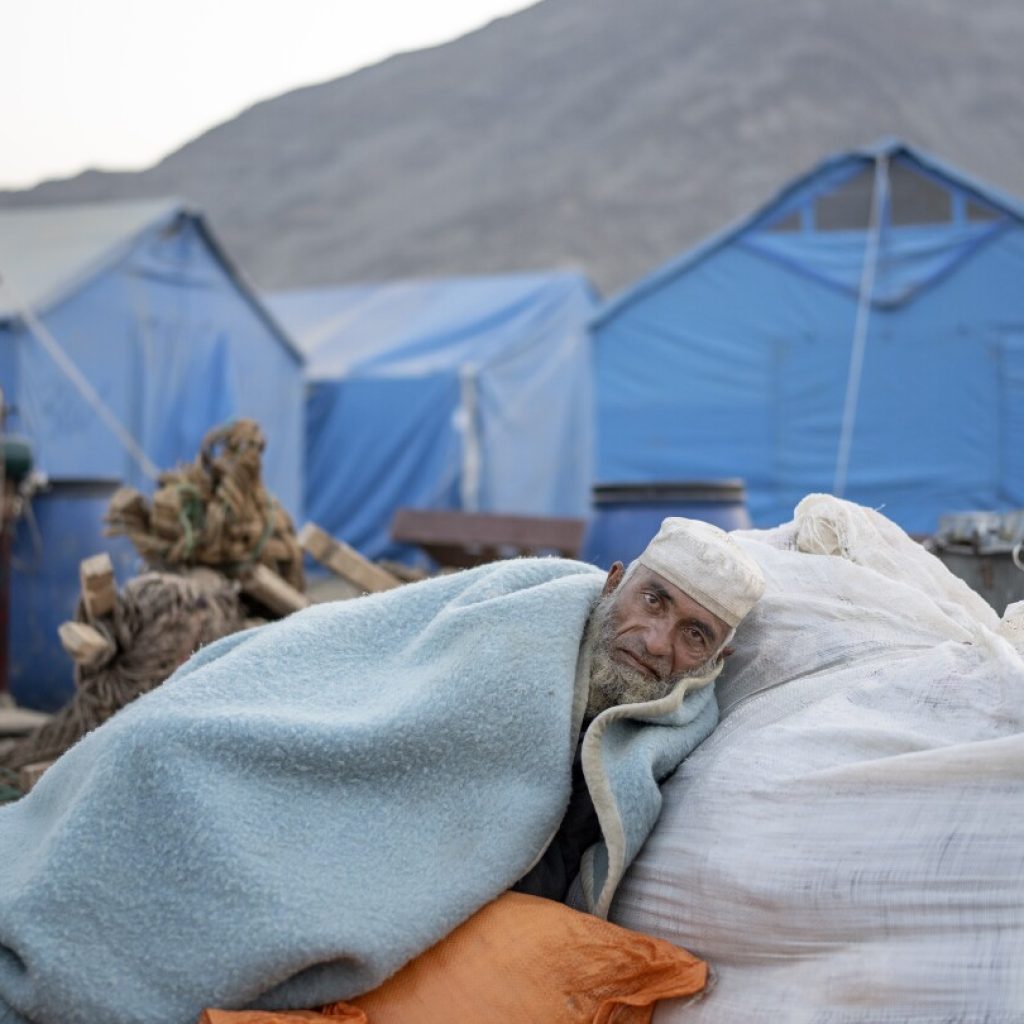 Afghans fleeing Pakistan lack water, food and shelter once they cross the border, aid groups say | AP News