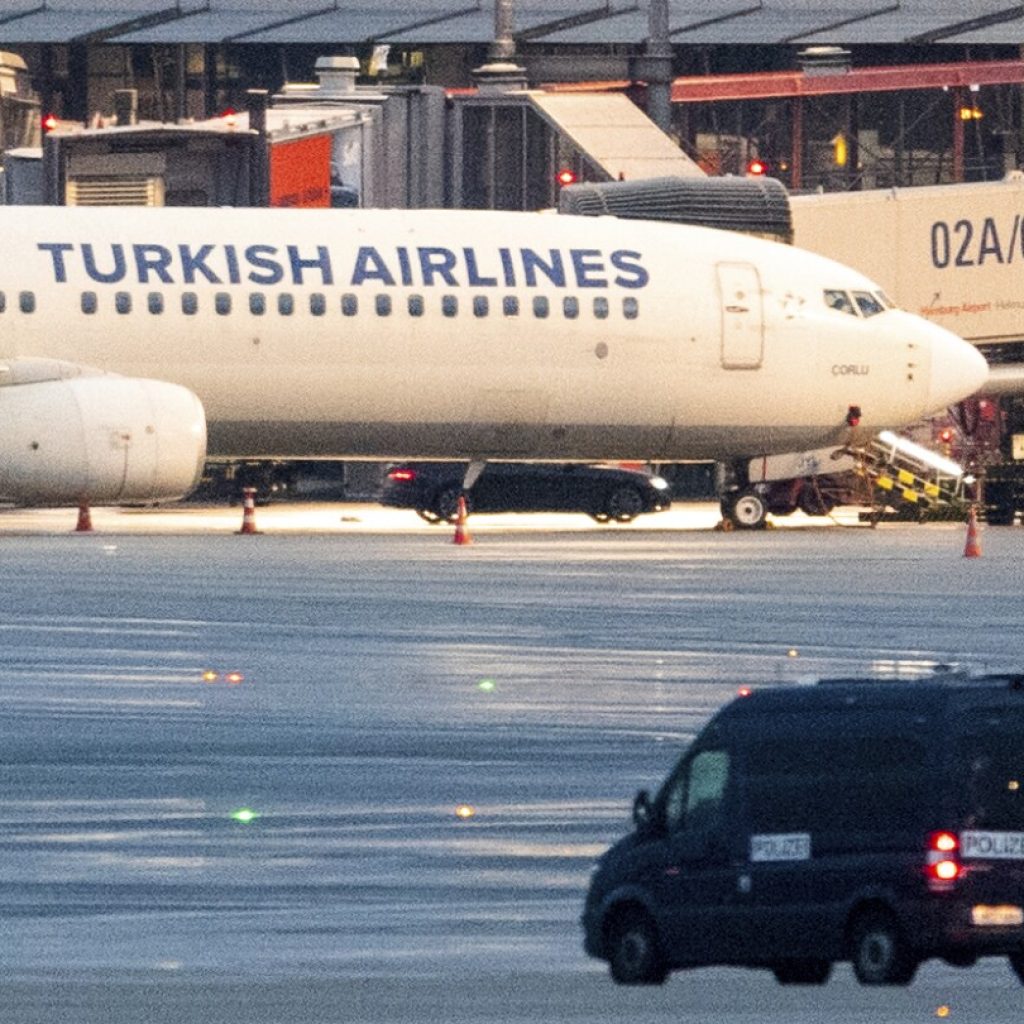 Man in Hamburg airport hostage drama used a rental car and had no weapons permit | AP News