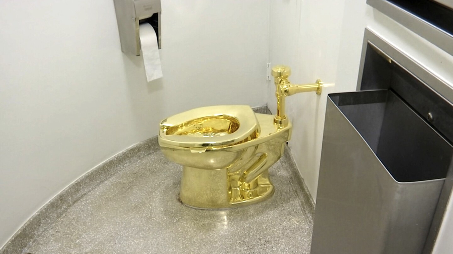 4 men charged in theft of golden toilet from Churchill’s birthplace. It’s an artwork titled America | AP News