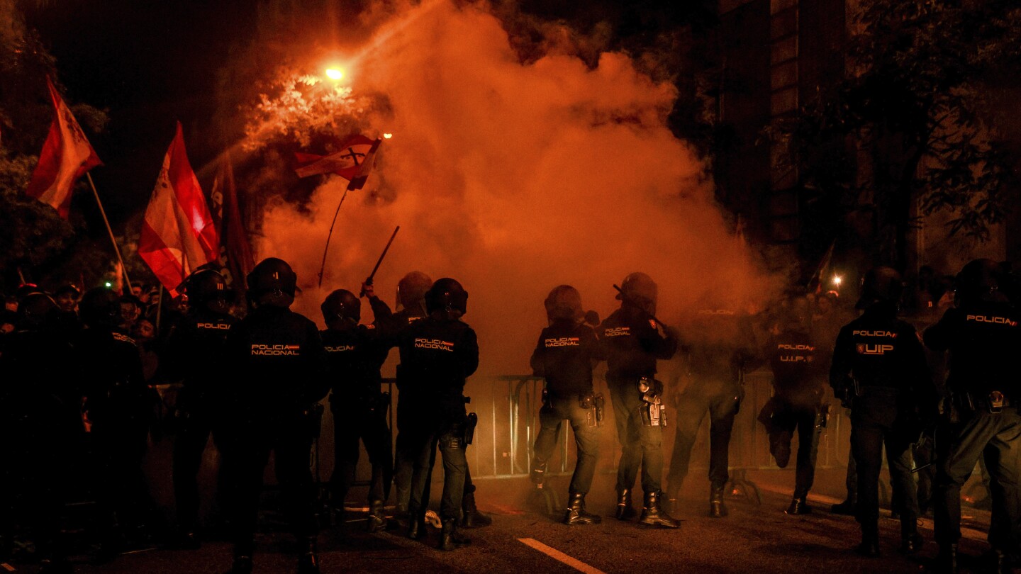 Protests turn ugly as pressure mounts on Spain’s acting government for amnesty talks with Catalans | AP News