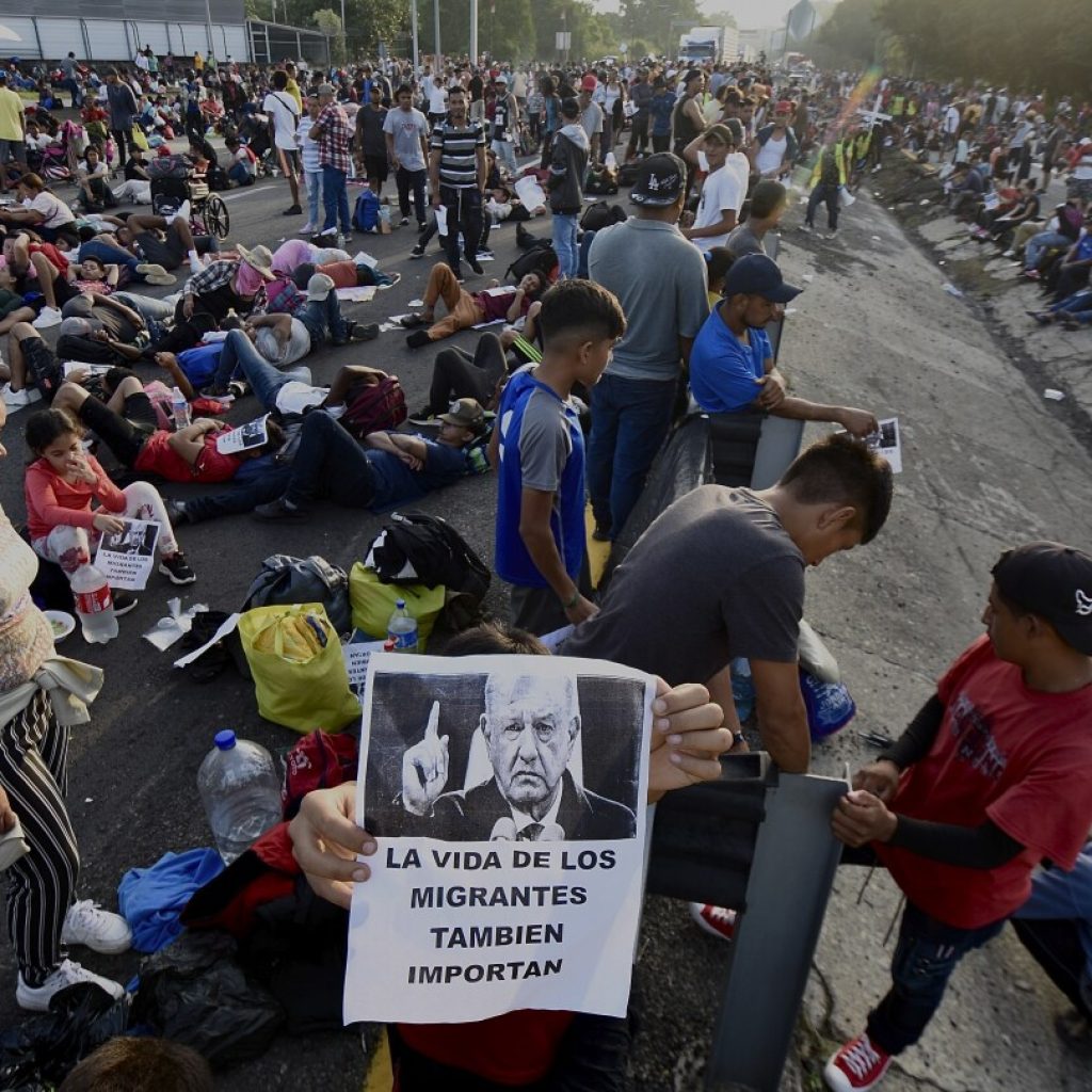 Caravan of 3,000 migrants blocks highway in southern Mexico | AP News