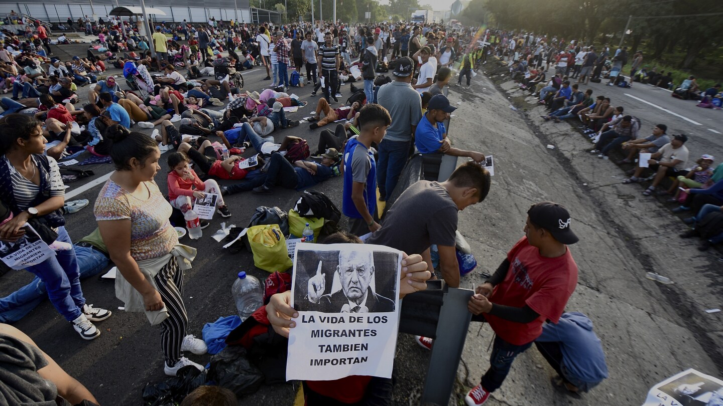 Caravan of 3,000 migrants blocks highway in southern Mexico | AP News