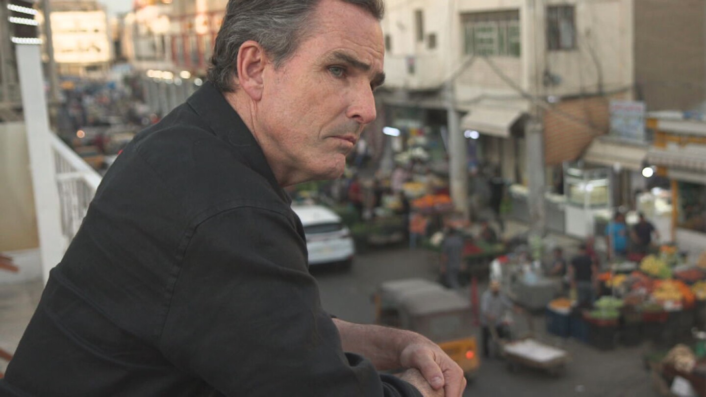 Bob Woodruff returns to Iraq roadside where bomb nearly killed him 17 years ago | AP News