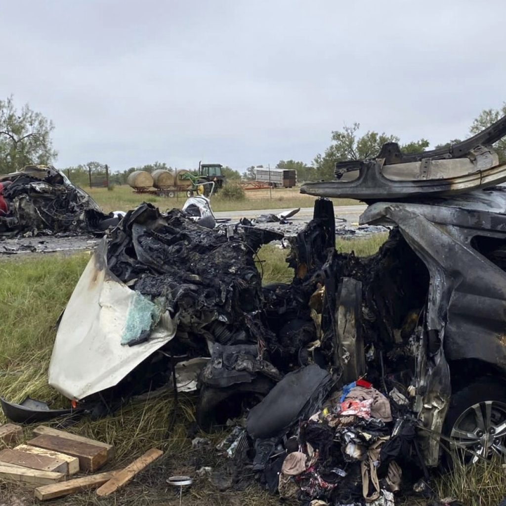 8 dead in crash after Texas police chase suspected human smuggler | AP News