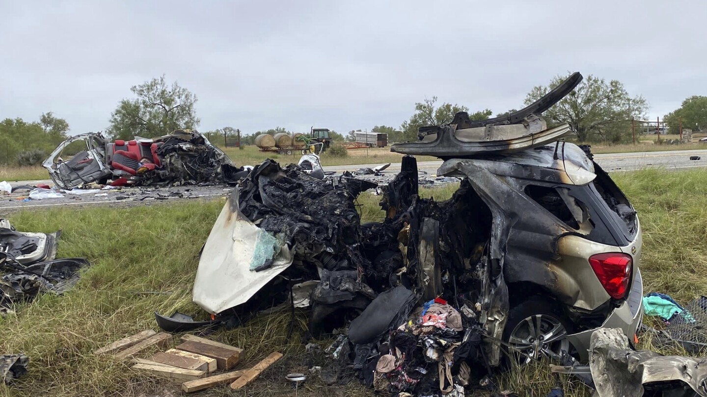 8 dead in crash after Texas police chase suspected human smuggler | AP News