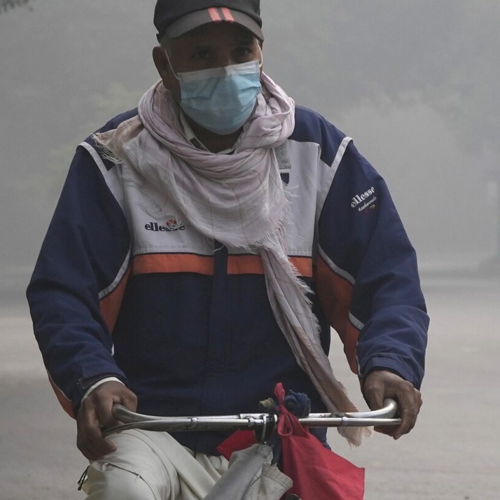 Thousands fall ill in eastern Pakistan due to heavy smog, forcing closure of schools, markets, parks | AP News