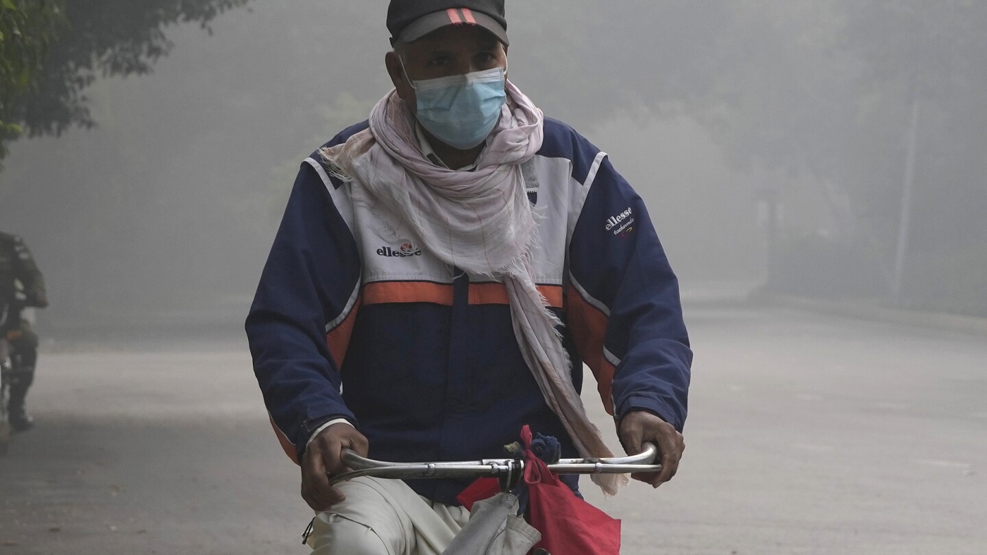 Thousands fall ill in eastern Pakistan due to heavy smog, forcing closure of schools, markets, parks | AP News