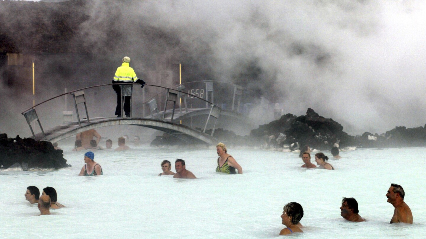 Iceland’s Blue Lagoon spa closes temporarily as earthquakes put area on alert for volcanic eruption | AP News