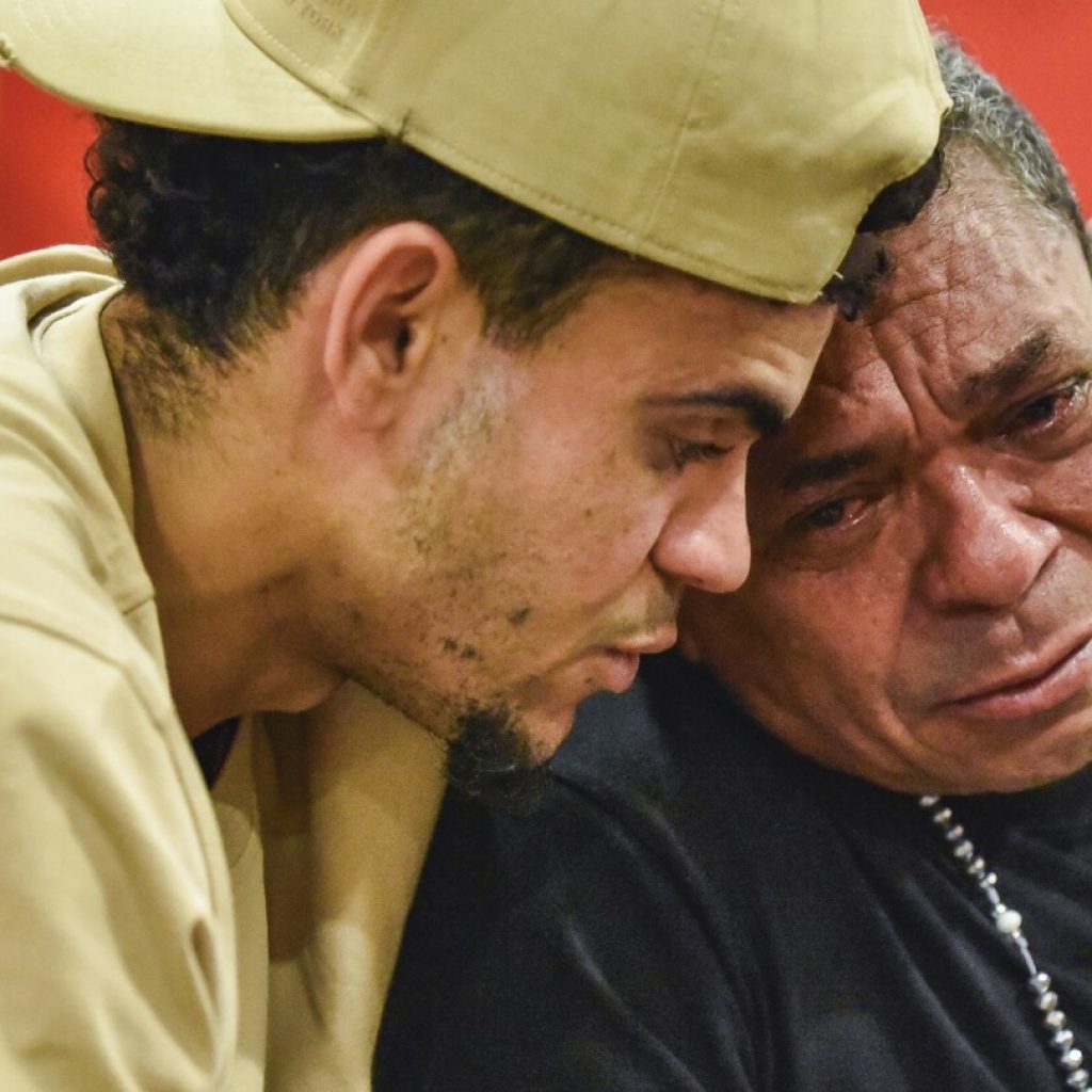 Liverpool striker Luis Díaz and his father are reunited for the 1st time after kidnapping | AP News