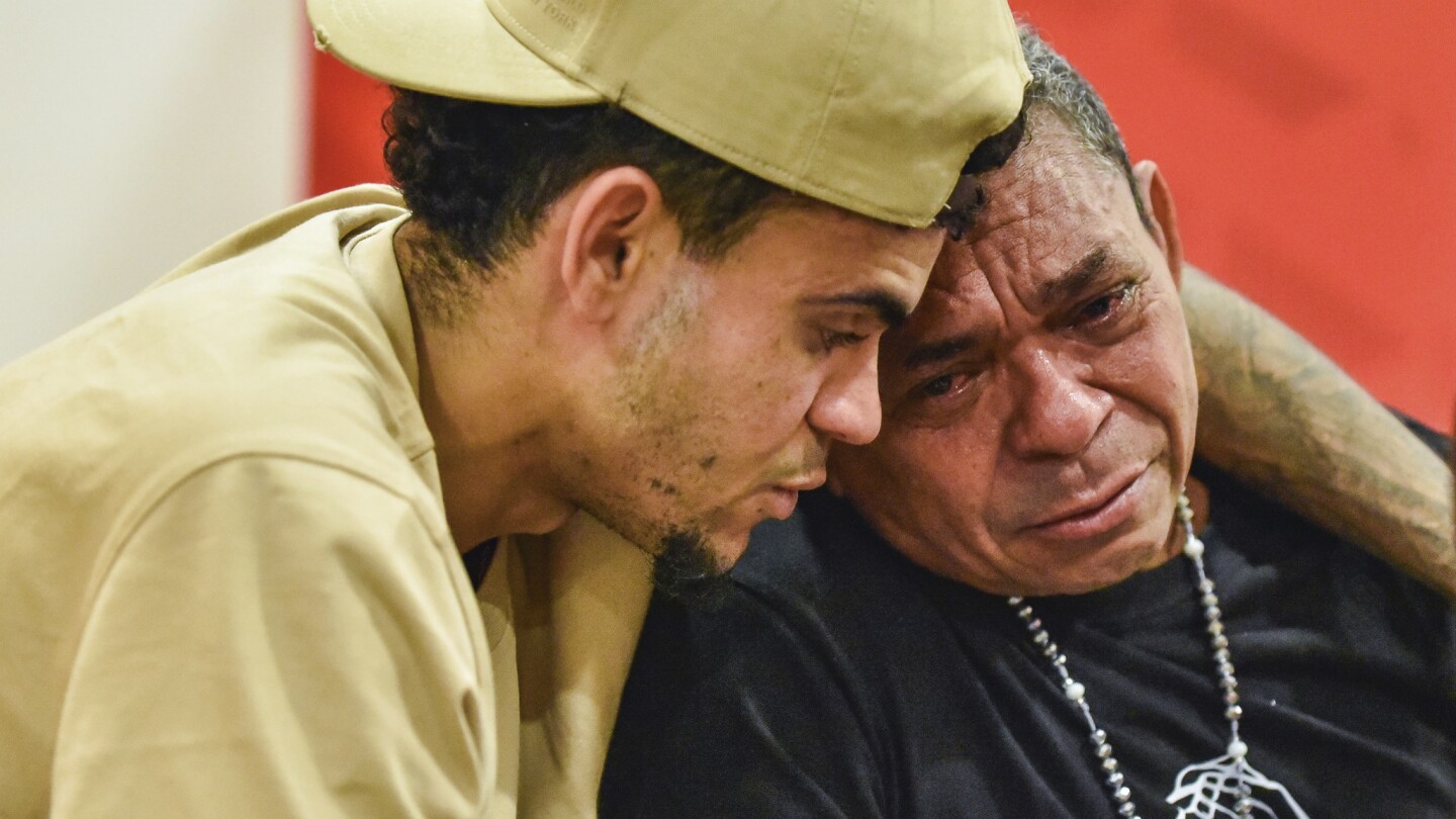 Liverpool striker Luis Díaz and his father are reunited for the 1st time after kidnapping | AP News