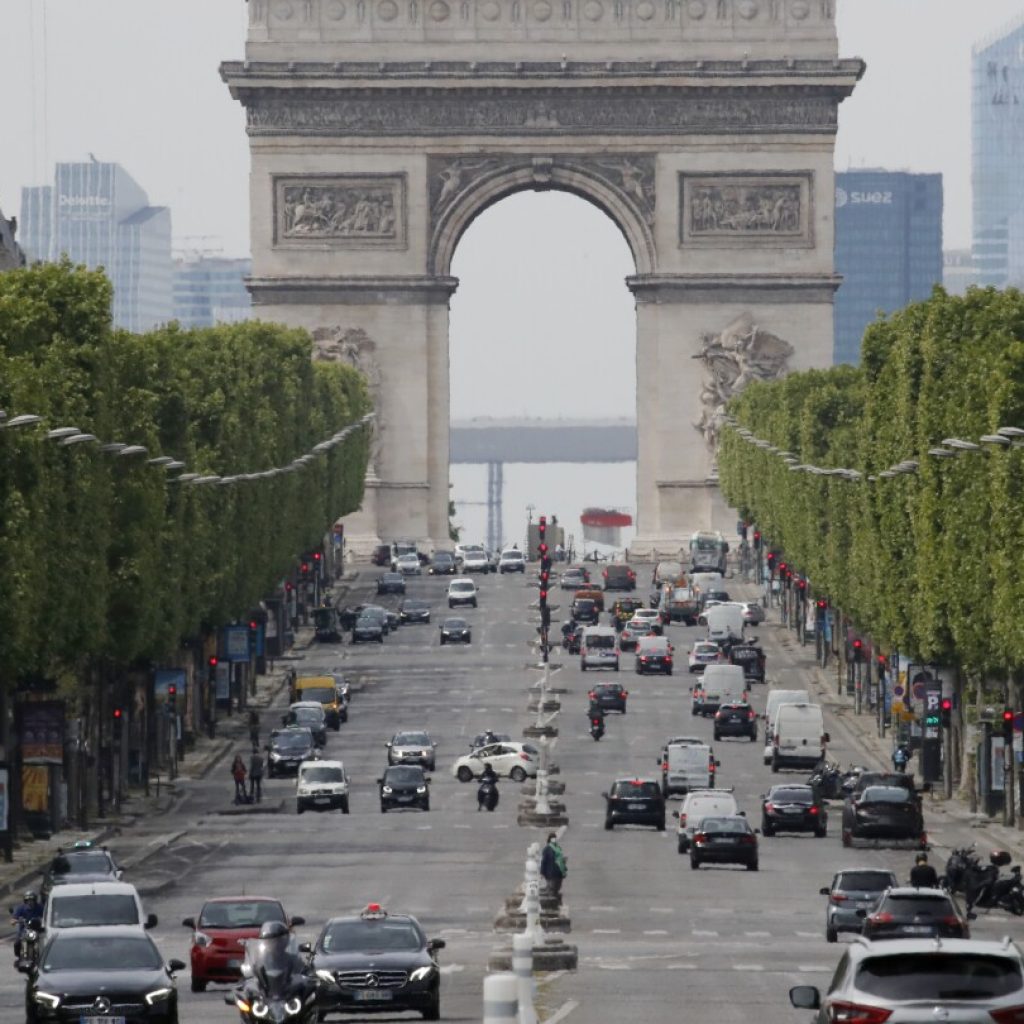 Paris mayor says her city has too many SUVs, so she’s asking voters to decide on a parking fee hike | AP News