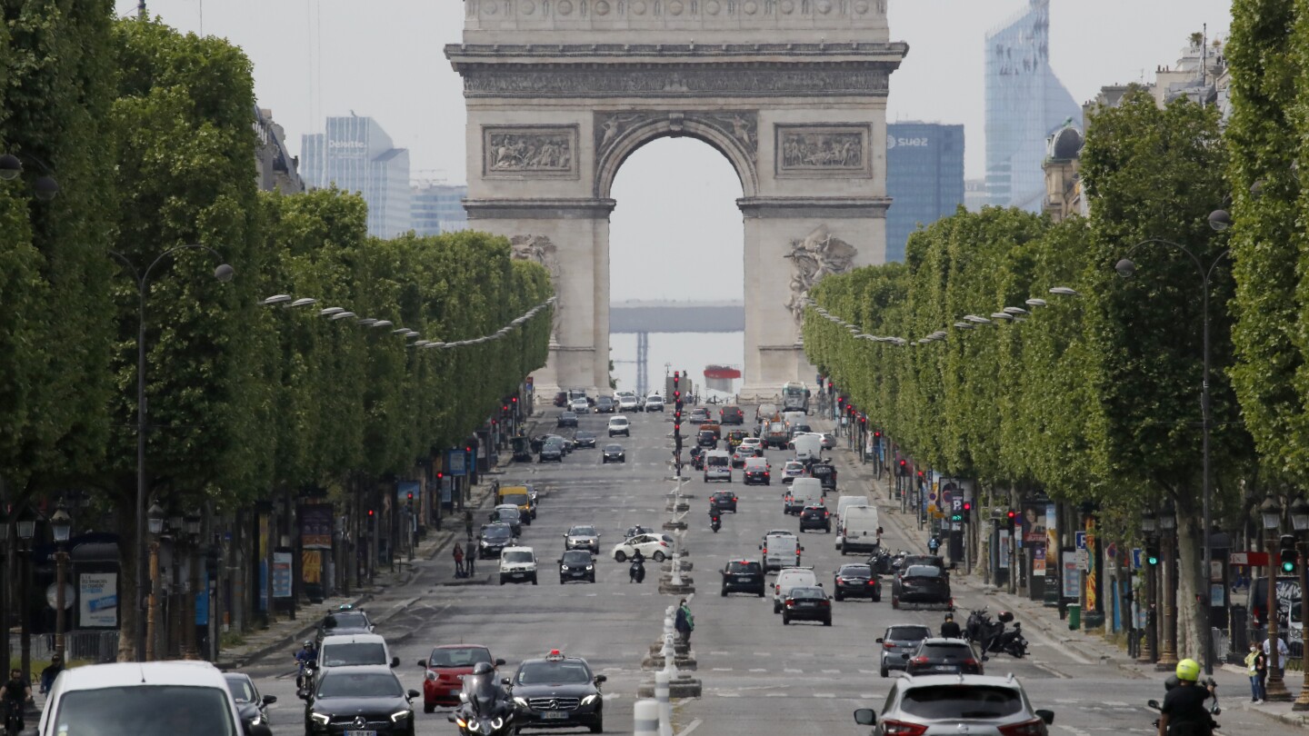 Paris mayor says her city has too many SUVs, so she’s asking voters to decide on a parking fee hike | AP News