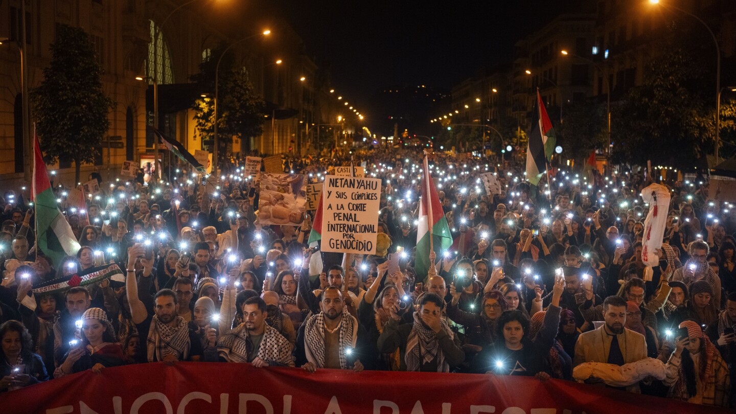 AP PHOTOS: Emotions run high at pro-Israel and pro-Palestinian demonstrations around the world | AP News