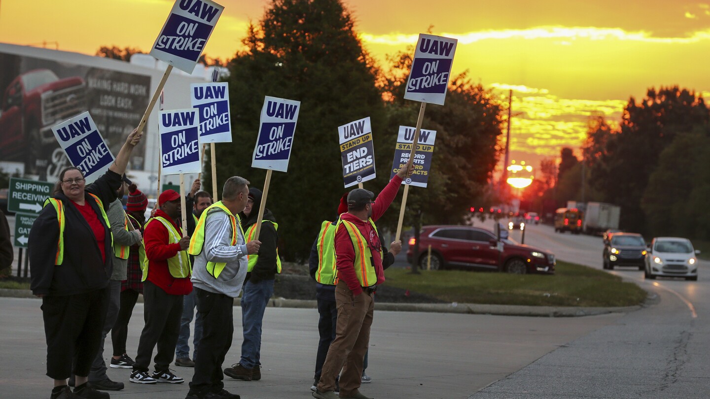 Ford workers join those at GM in approving contract settlement that ended UAW strikes | AP News