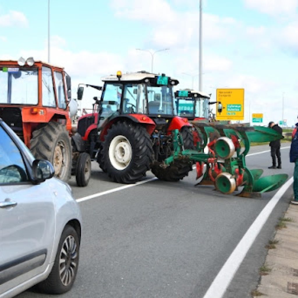 Poljoprivrednici najavili blokadu autoputa kod Novog Sada, okončali današnju trosatnu akciju