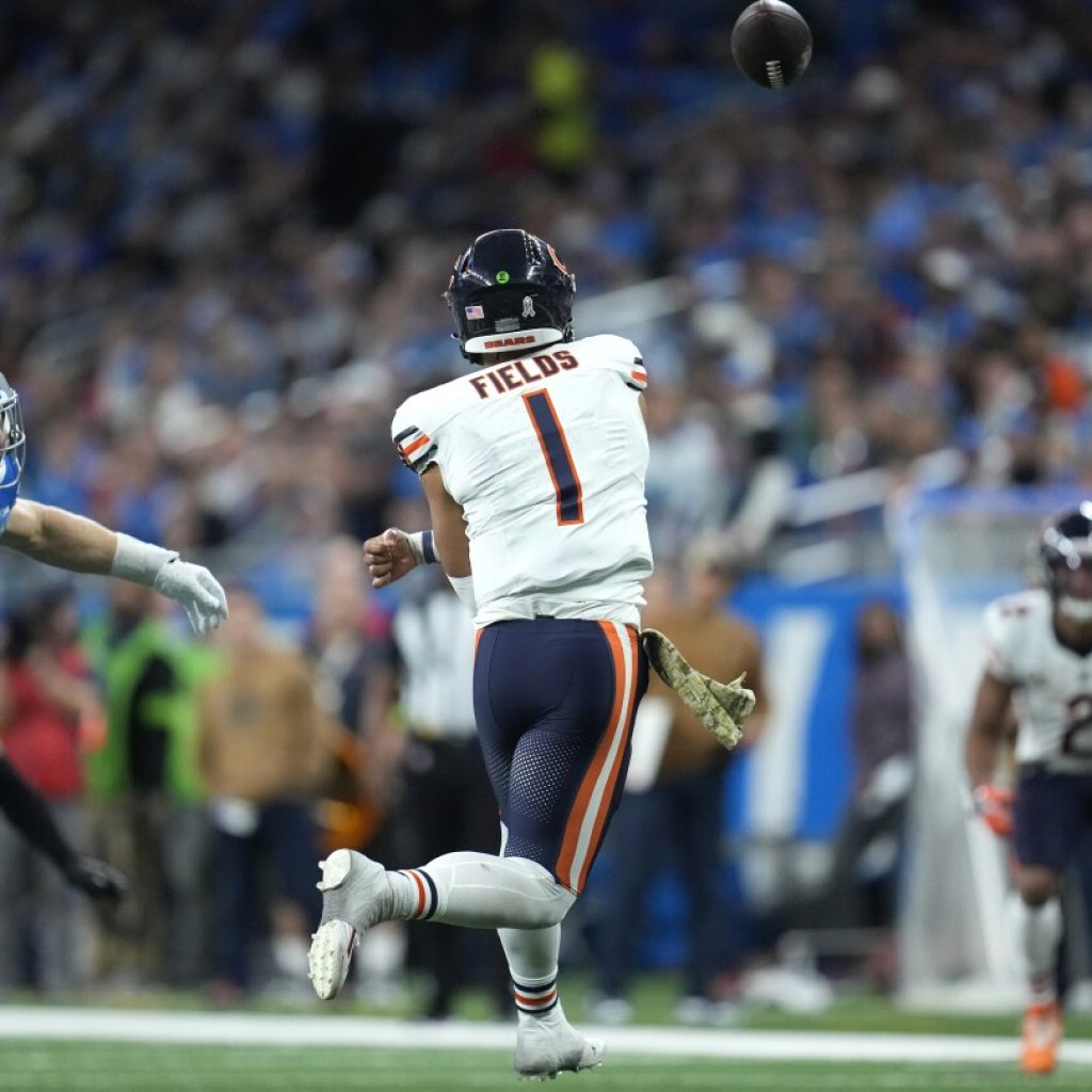 Justin Fields runs for 104 yards and passes for 169 in his return. Bears lose to Lions 31-26 | AP News