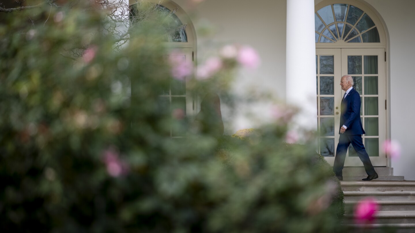 Biden celebrates his 81st birthday with jokes as the White House stresses his experience and stamina | AP News