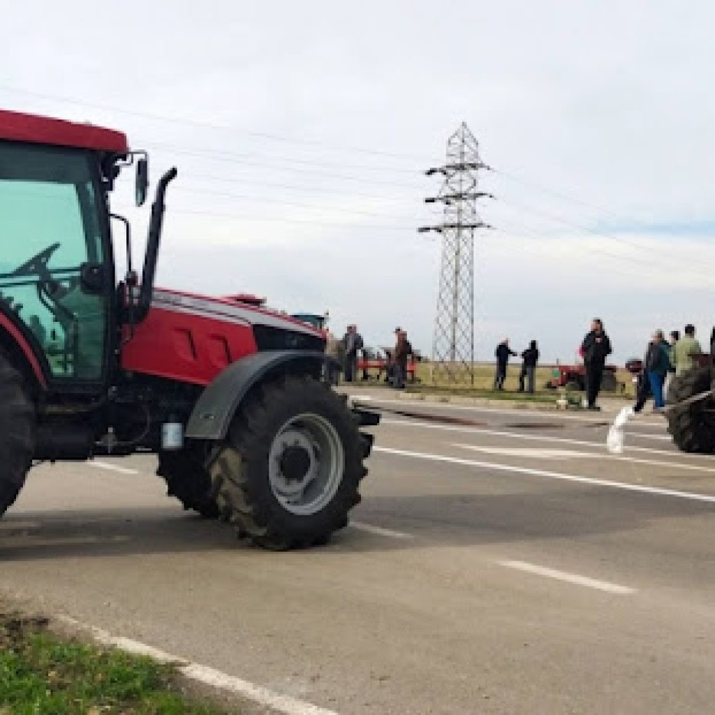 Novi Sad: Poljoprivrednici traktorima blokirali Temerinski most