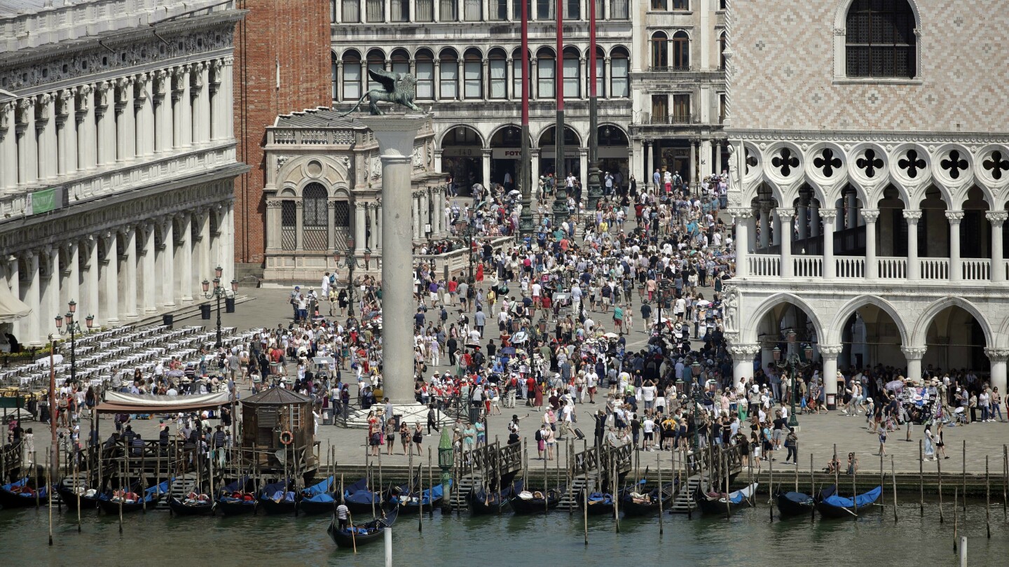 It’ll soon cost you over $5 for some weekend day-trips to Venice | AP News