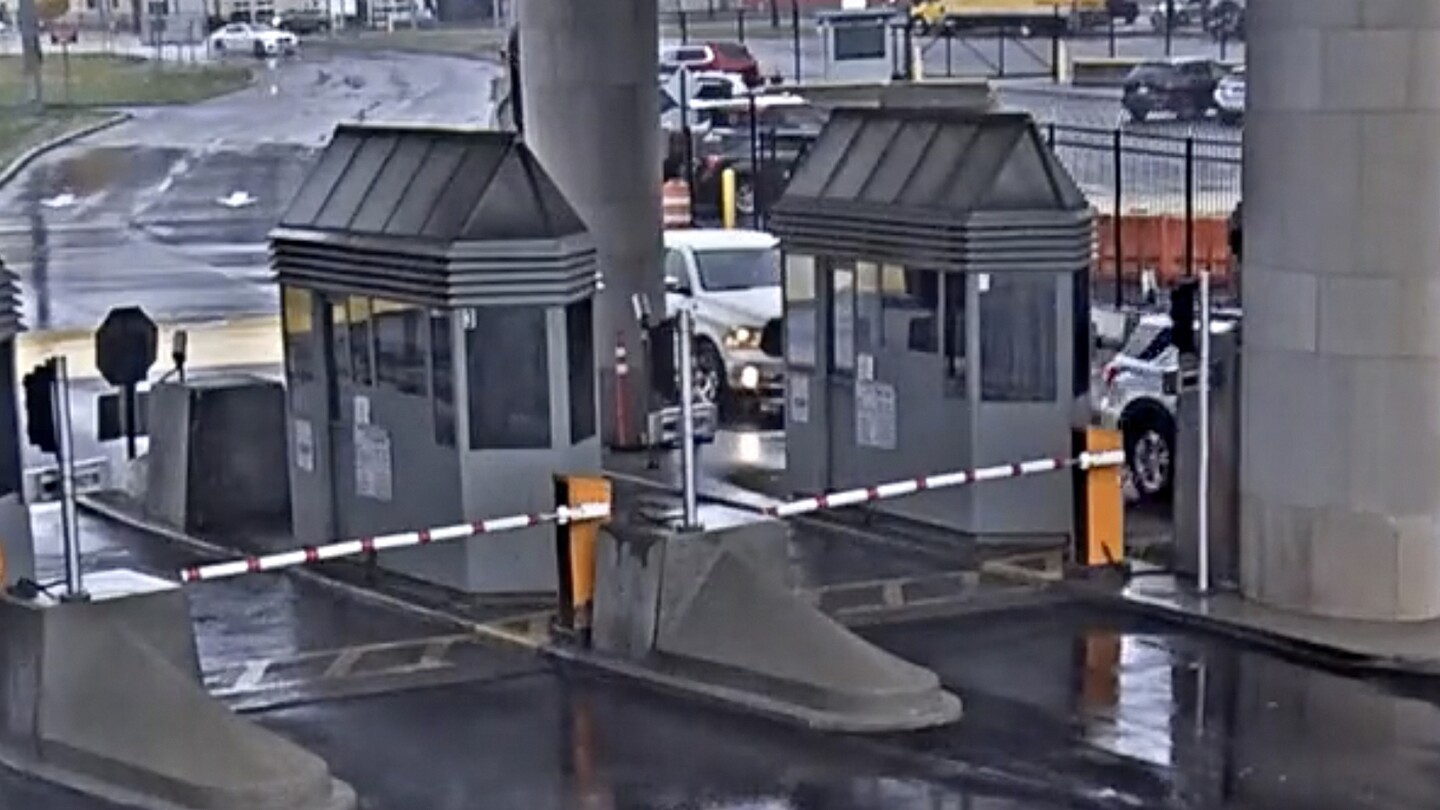 Victims in Niagara Falls border bridge crash identified as Western New York couple | AP News