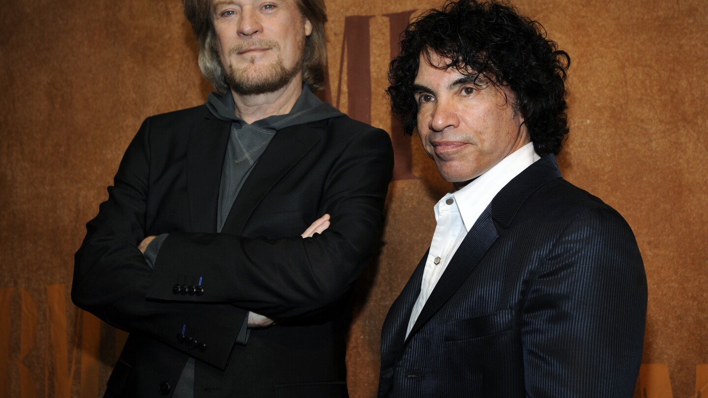 Daryl Hall sues John Oates over plan to sell stake in joint venture | AP News