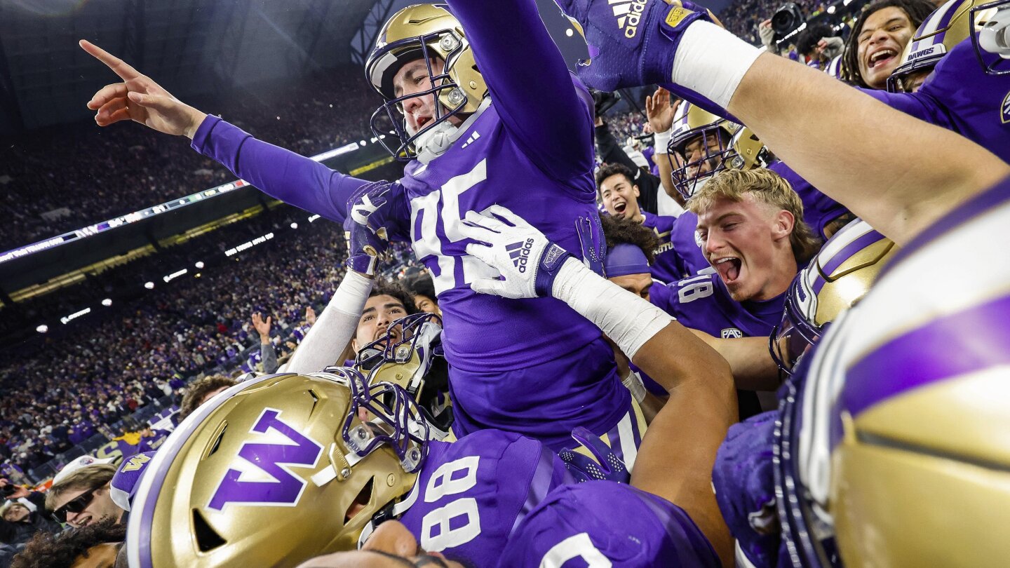 AP Top 25: No. 3 Washington, No. 5 Oregon move up, give Pac-12 2 in top 5 for 1st time since 2016 | AP News