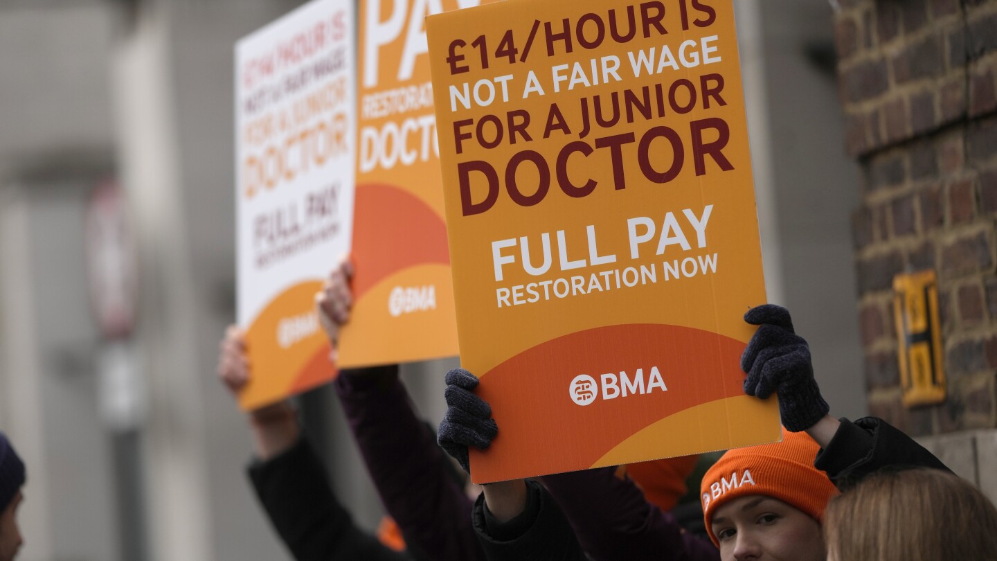 UK government reaches a pay deal with senior doctors that could end disruptive strikes | AP News