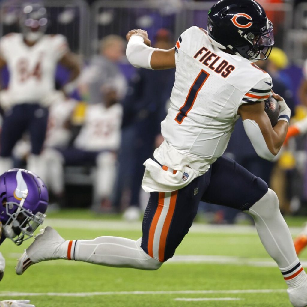 Bears outlast Vikings 12-10 on 4th field goal by Santos after 4 interceptions of Dobbs | AP News