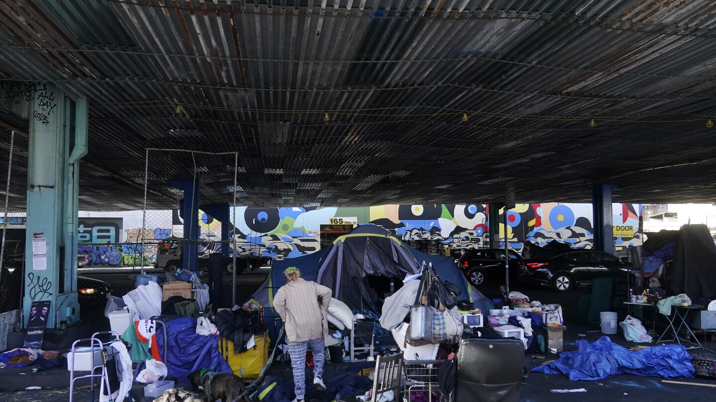 Cities crack down on homeless encampments. Advocates say that’s not the answer | AP News