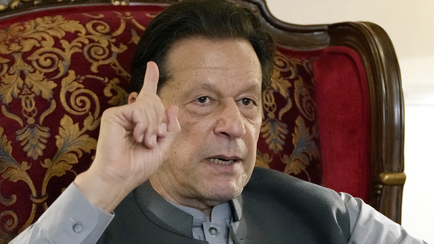 A Pakistani court orders public trial for imprisoned ex-premier Khan on charge of revealing secrets | AP News