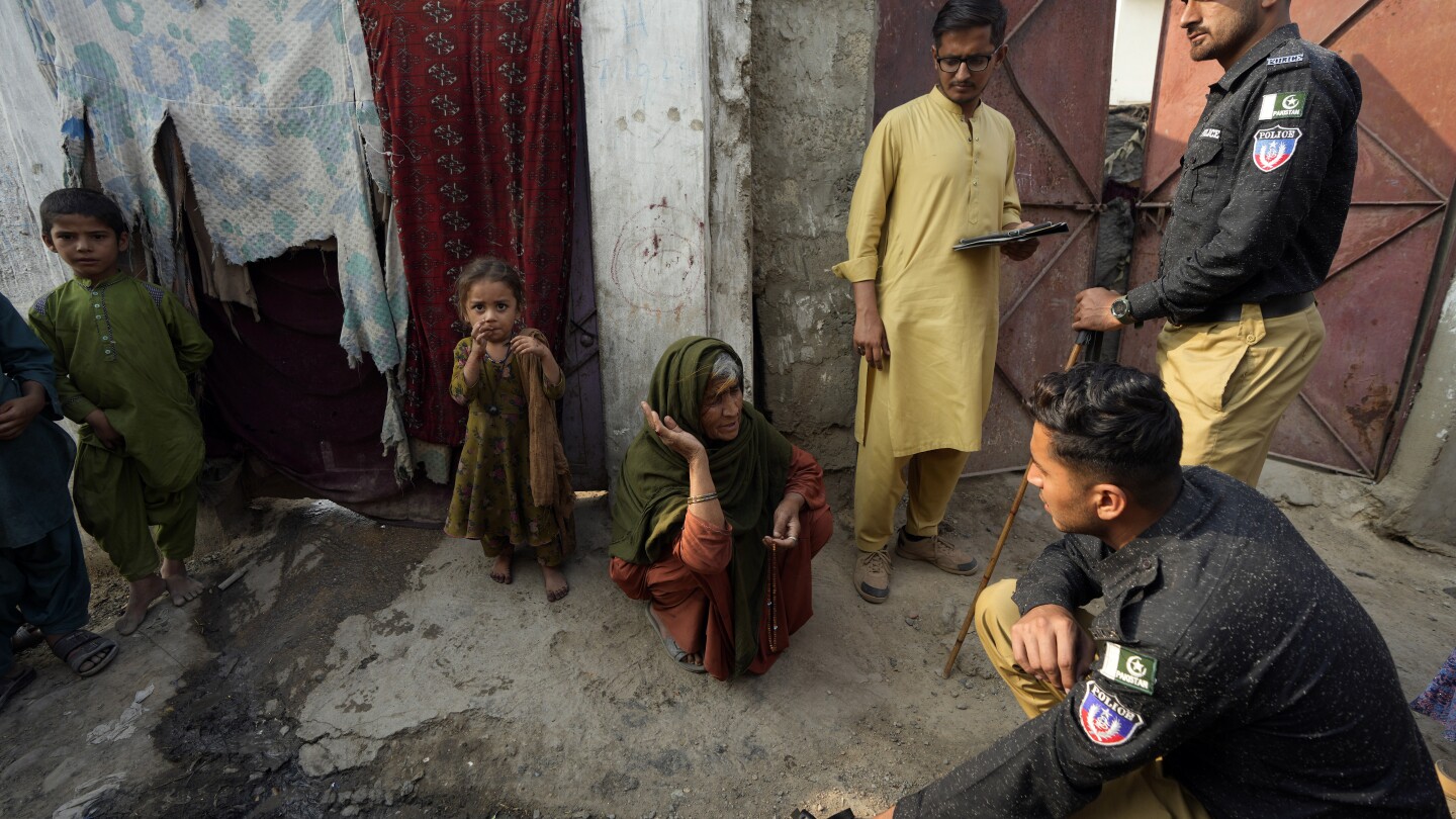 A Pakistani province aims to deport 10,000 Afghans a day | AP News