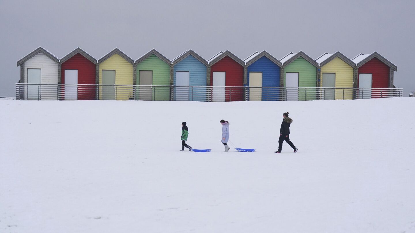 Heavy snow in northern England causes havoc on highways and knocks out power | AP News