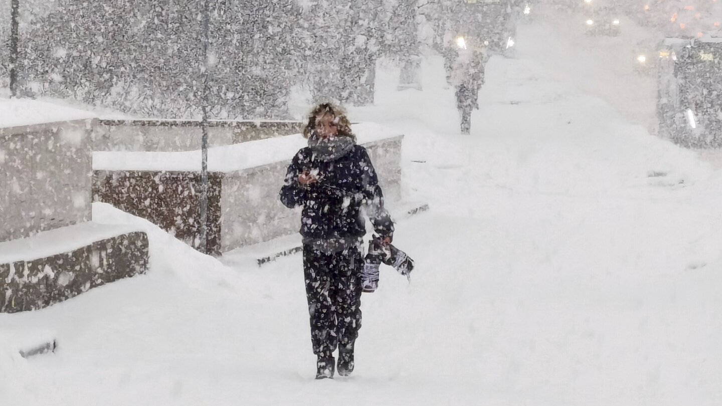 Heavy snowfall hits Moscow as Russian media report disruption on roads and at airports | AP News