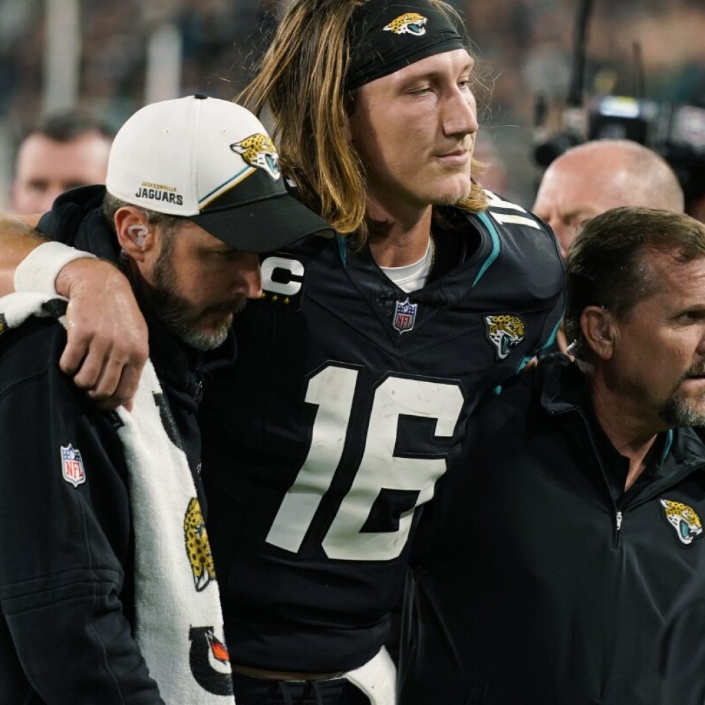 Jaguars QB Trevor Lawrence sprains right ankle in 34-31 overtime loss to Bengals on MNF | AP News