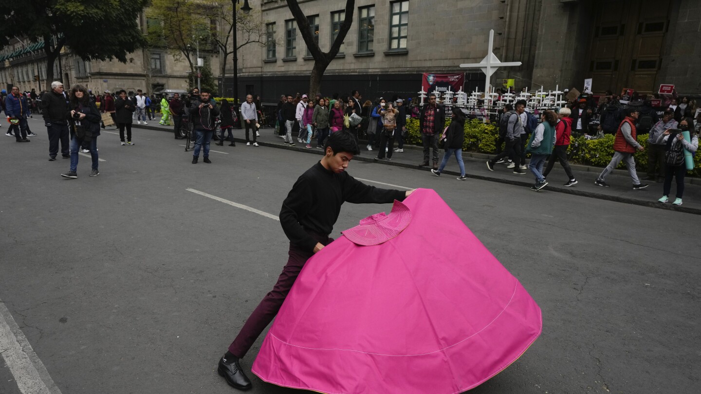 Mexico’s Supreme Court lifts 2022 ban on bullfighting | AP News