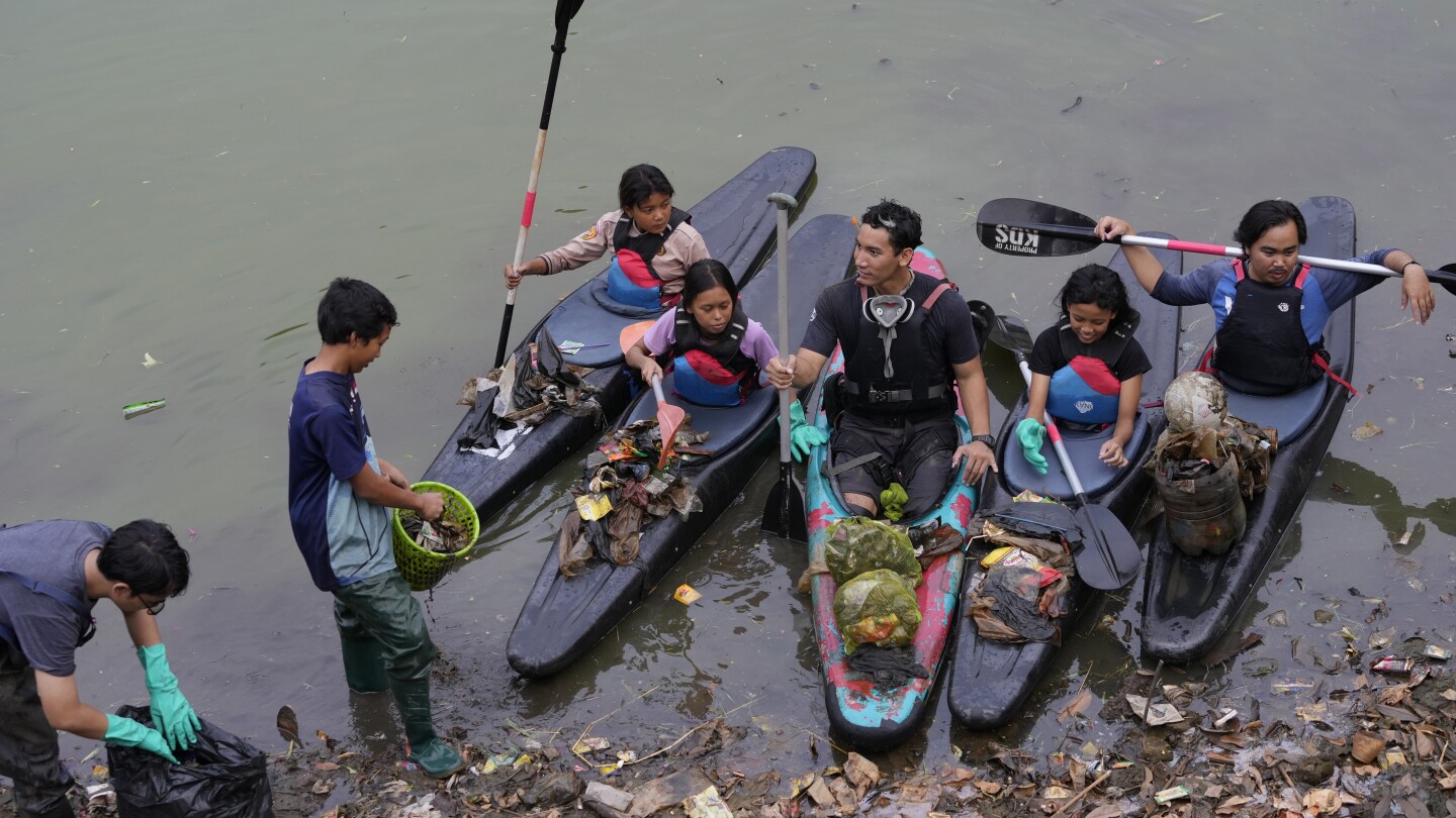 Indonesia’s youth clean up trash from waterways, but more permanent solutions are still elusive | AP News