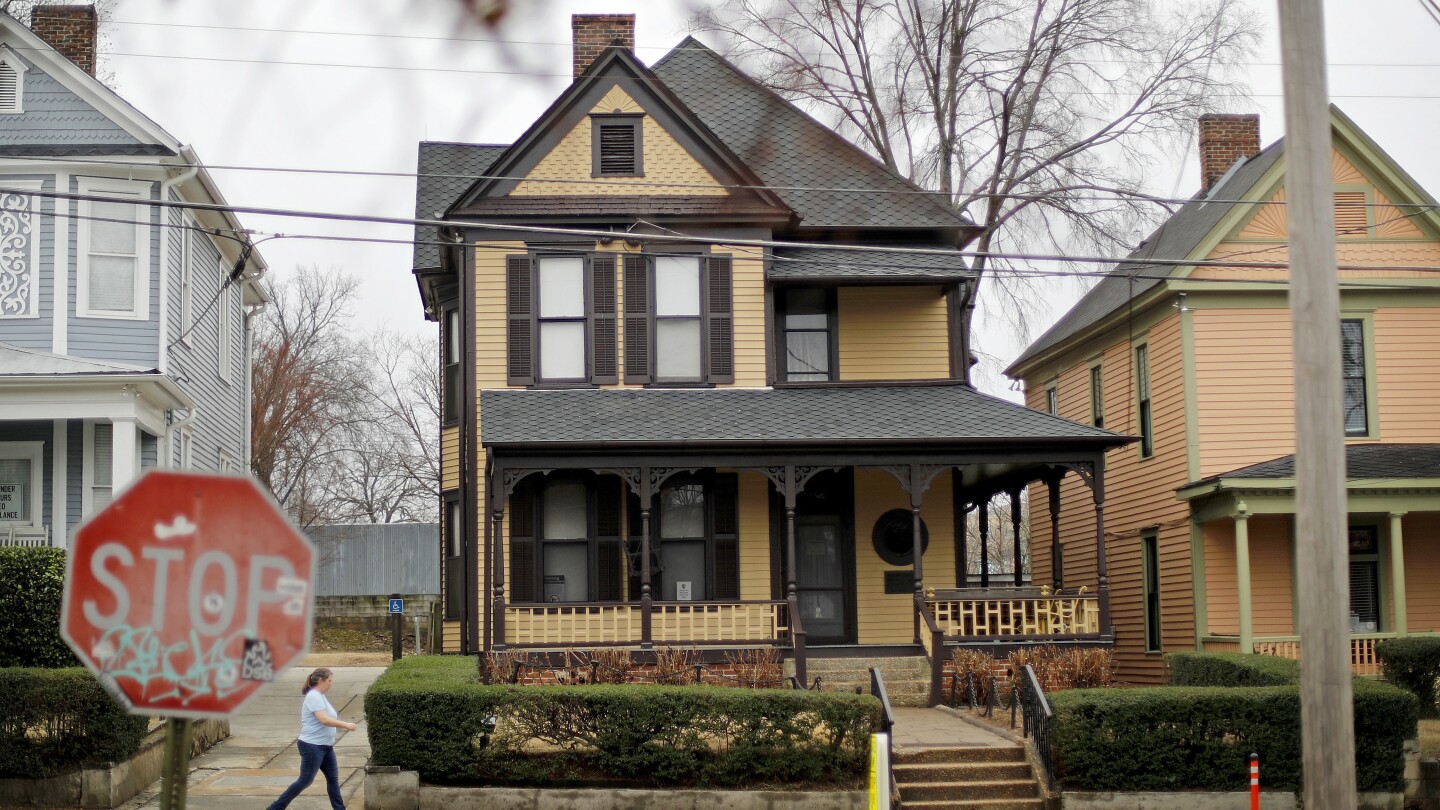 Woman charged with attempted arson of Martin Luther King Jr. birthplace in Atlanta | AP News