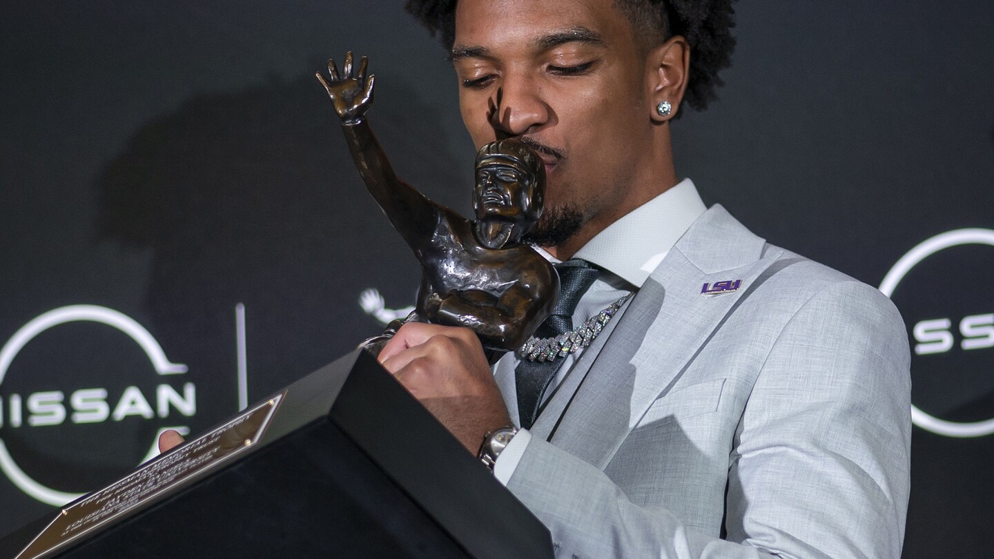 LSU quarterback Jayden Daniels wins 2023 Heisman Trophy | AP News