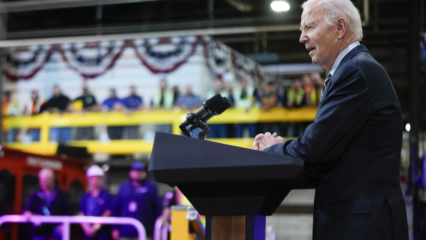 Biden goes into the 2024 election with the economy getting stronger, but voters don’t feel it | AP News