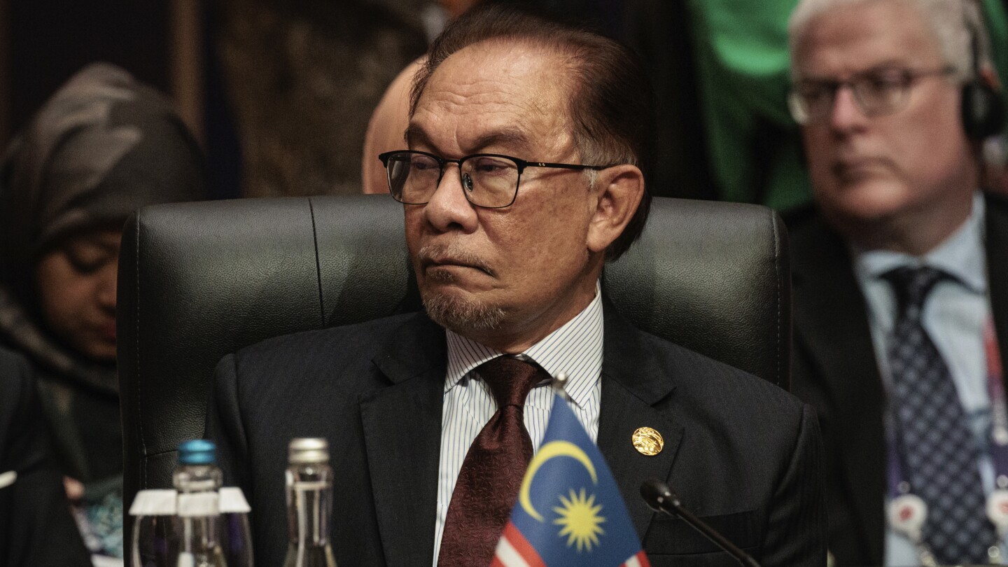 Malaysian leader appoints technocrat as second finance minister in Cabinet shuffle | AP News