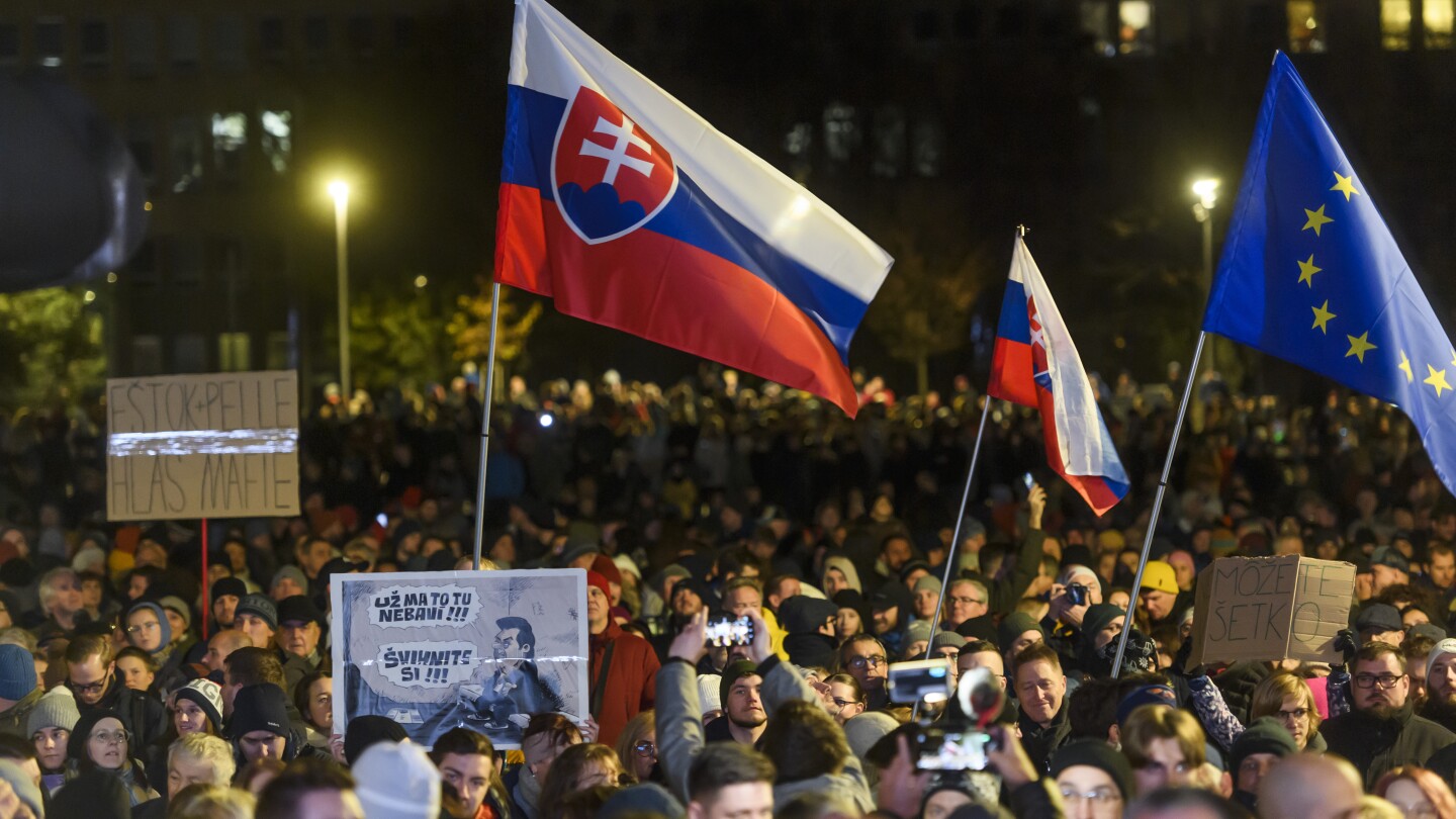 Thousands rally in Slovakia to condemn the new government’s plan to close top prosecutors’ office | AP News