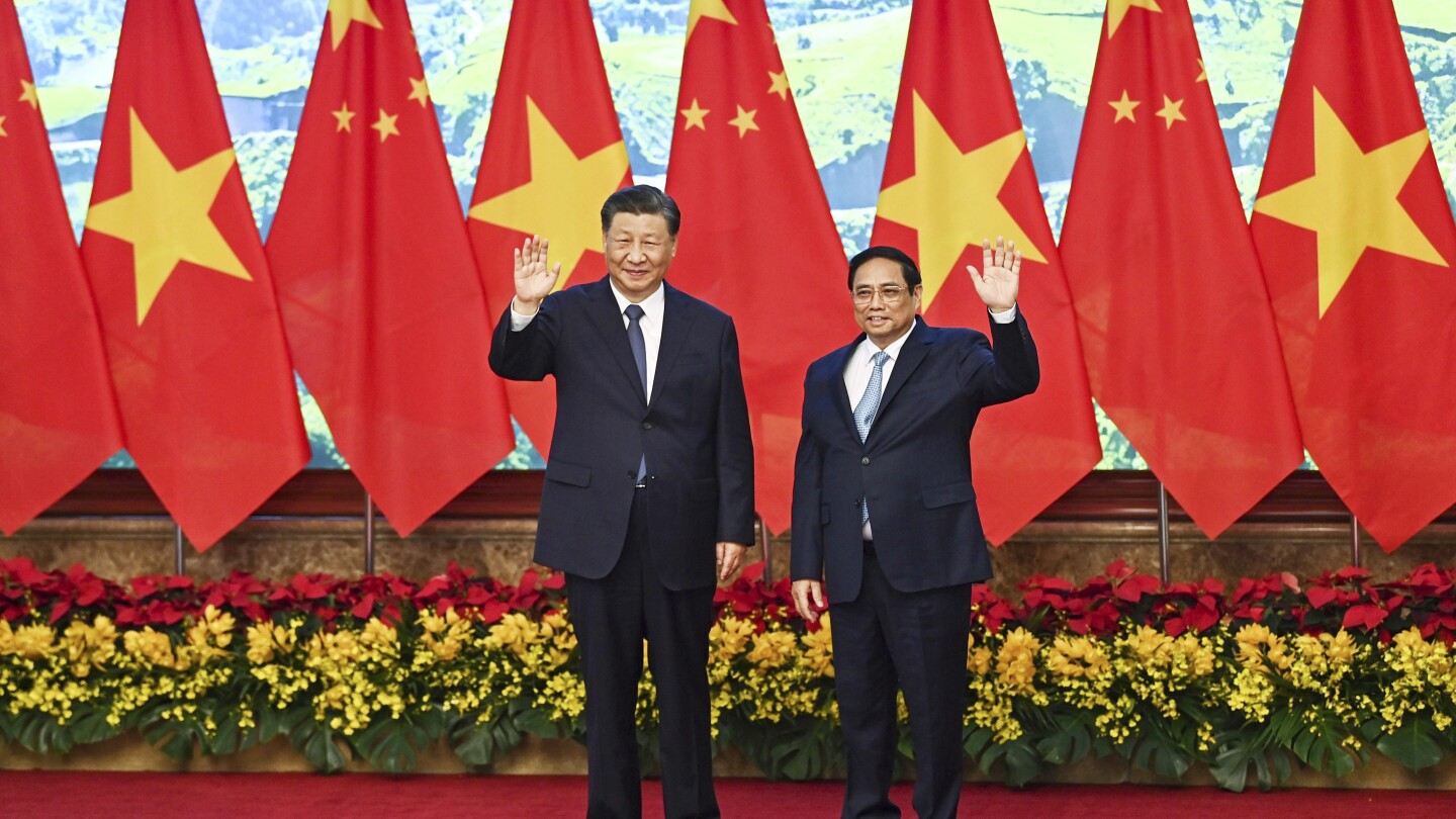 China’s Xi meets with Vietnamese prime minister on second day of visit to shore up ties | AP News