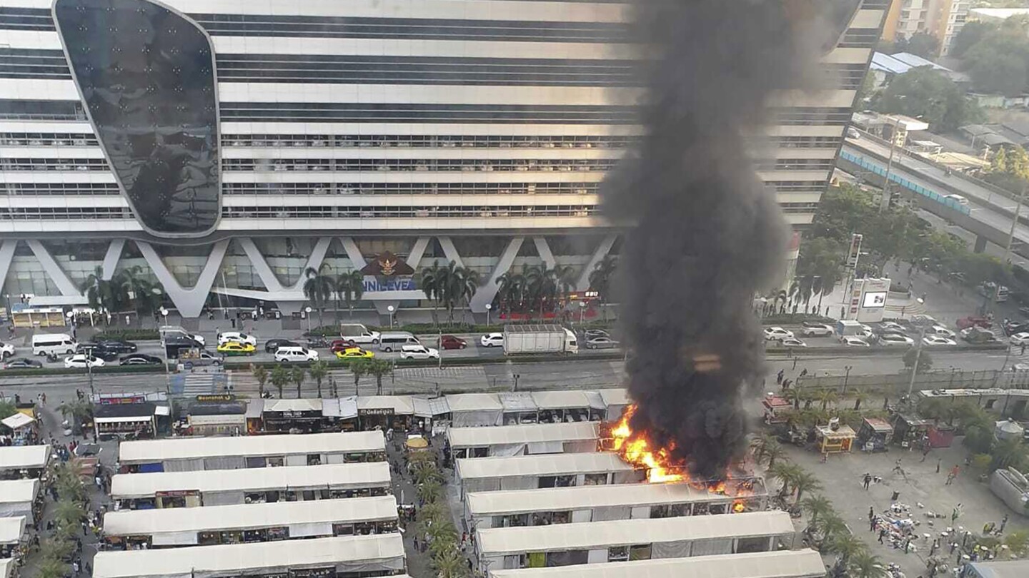 Fire at a popular open market in Bangkok spews black smoke visible for miles | AP News