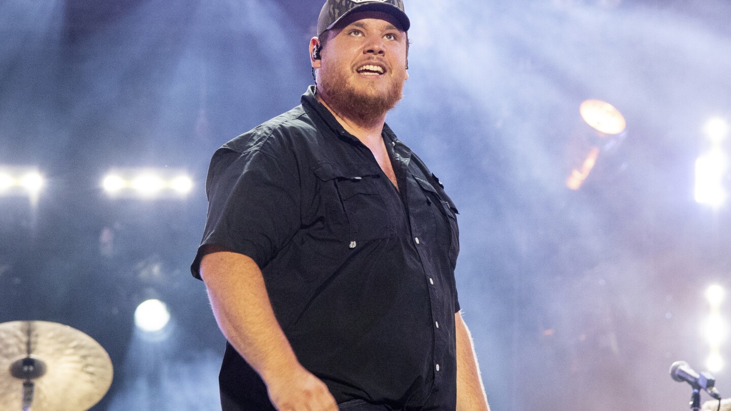 Luke Combs helping a fan who almost owed him $250,000 for selling unauthorized merchandise | AP News