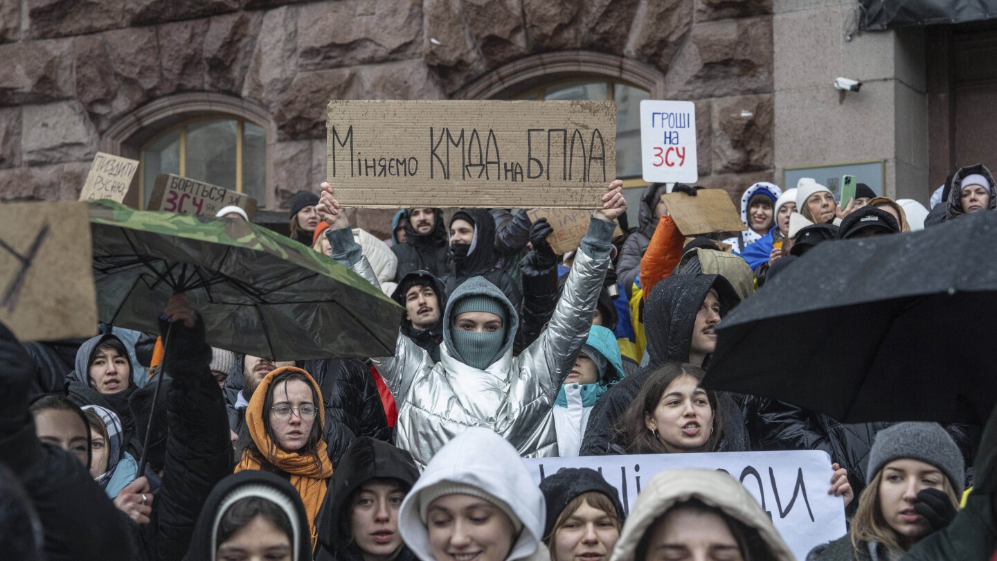 Kyiv protesters demand more spending on the Ukraine’s war effort and less on local projects | AP News