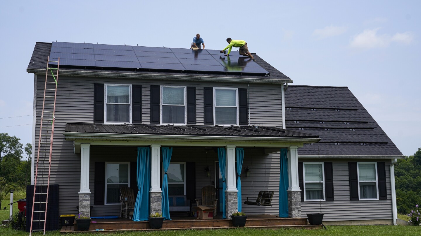 Electric vehicles owners and solar rooftops find mutual attraction | AP News