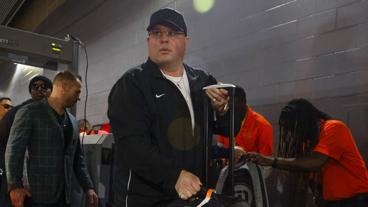 AP sources: NFL bans Eagles security chief Dom DiSandro from sideline for rest of regular season | AP News