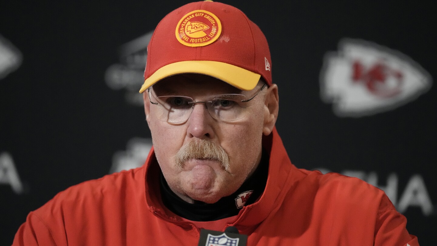 AP Source: Chiefs’ Andy Reid, Patrick Mahomes fined for criticizing officials | AP News